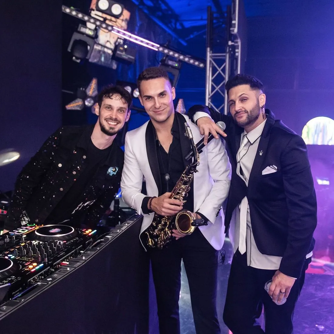 DJ ART band: DJ with two live saxophone players on stage