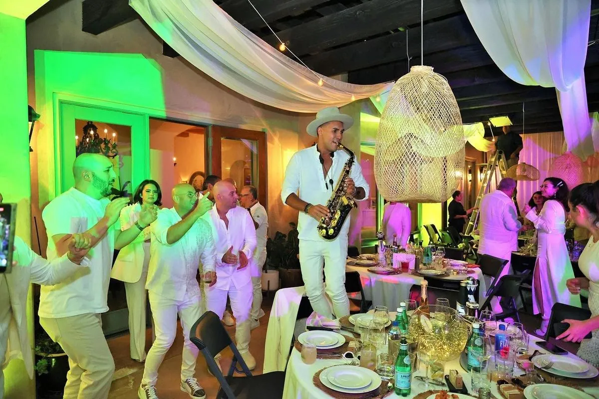 All-white party with live saxophone among the tables